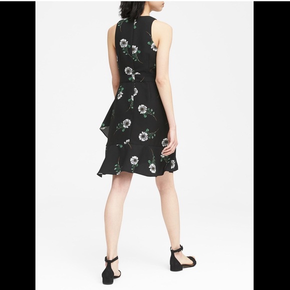 Banana Republic Black Floral Ruffle Racerback 👗 - Picture 2 of 8
